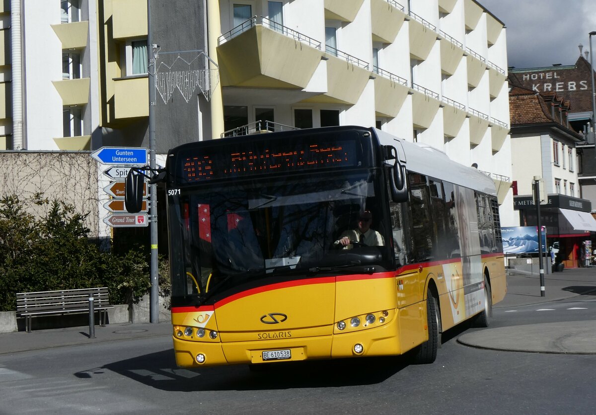 (259'499) - PostAuto Bern - BE 610'538/PID 5071 - Solaris am 20. Februar 2024 beim Bahnhof Interlaken West