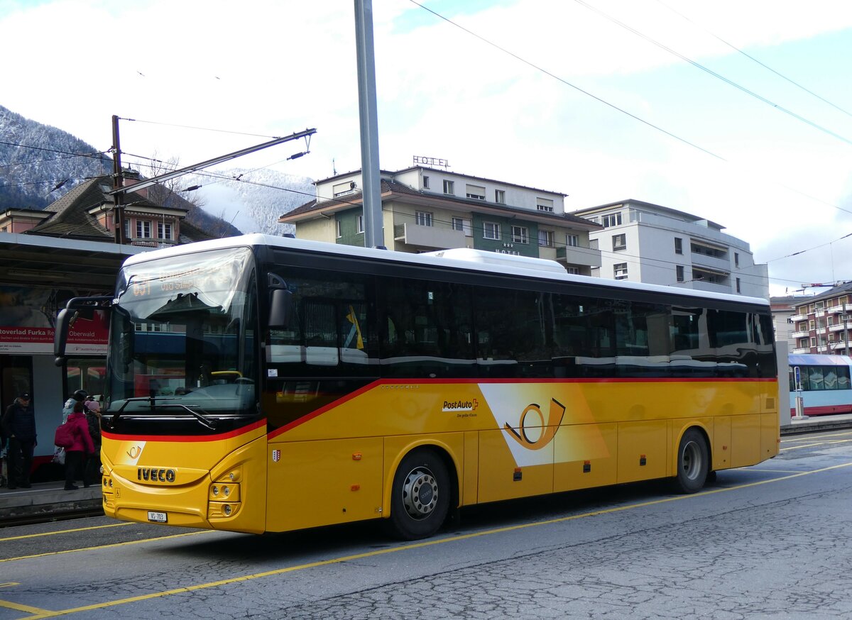 (259'524) - PostAuto Wallis - VS 703/PID 11'909 - Iveco am 23. Februar 2024 beim Bahnhof Brig