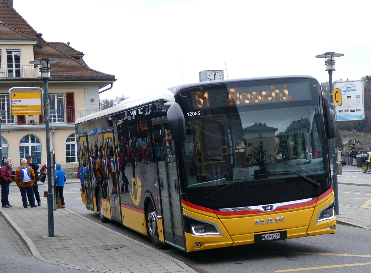 (259'647) - PostAuto Bern - BE 653'386/PID 12'065 - MAN am 26. Februar 2024 beim Bahnhof Spiez