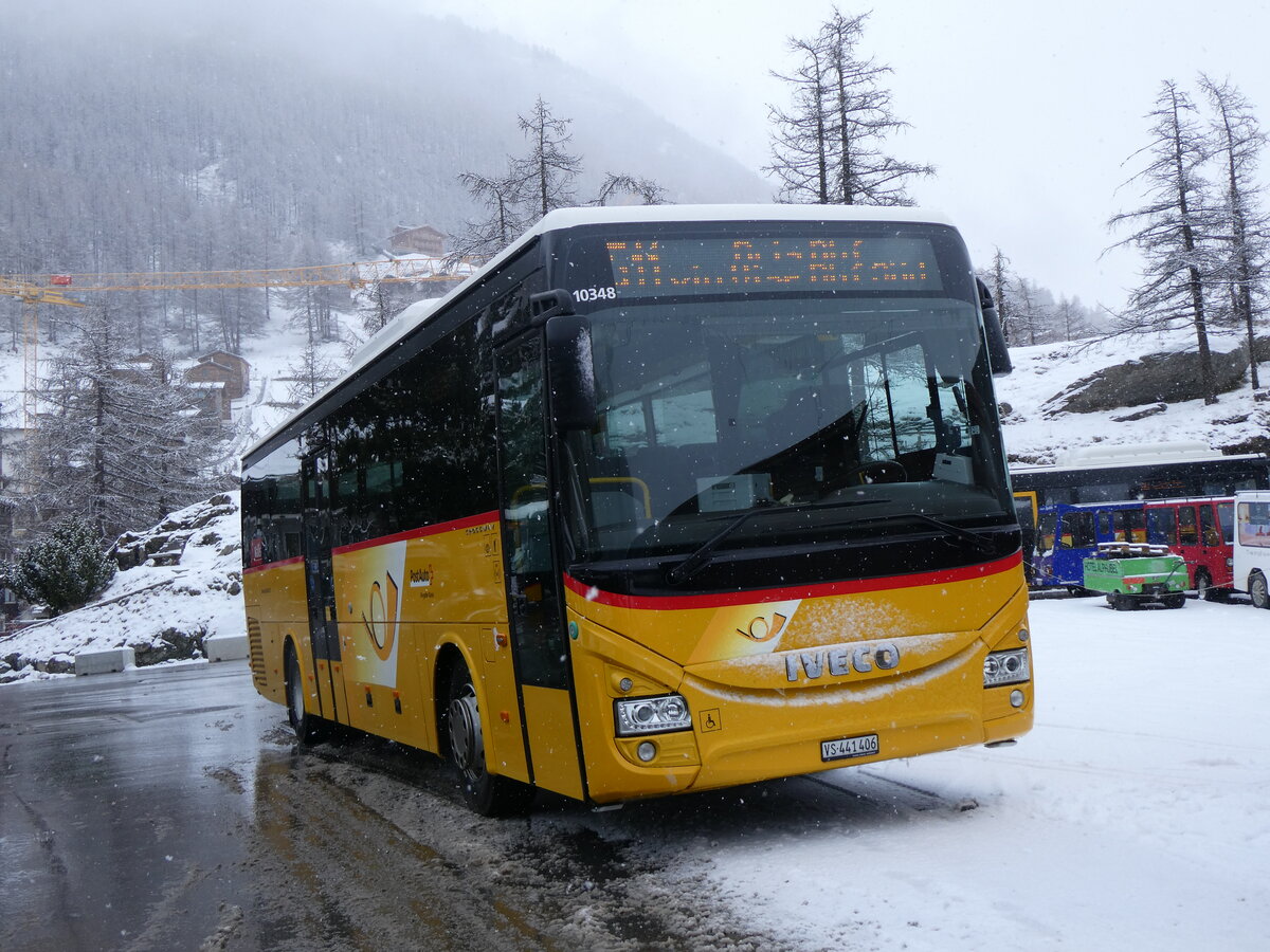 (259'722) - PostAuto Wallis - VS 441'406/PID 10'348 - Iveco am 27. Februar 2024 in Saas-Fee, Busterminal