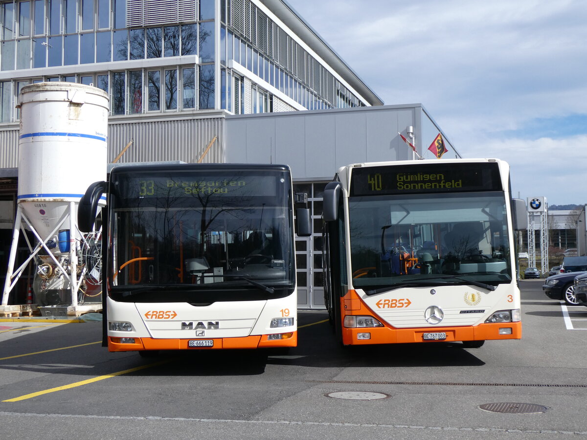 (259'954) - RBS Worblaufen - Nr. 19/BE 666'119 - MAN + Nr. 3/BE 767'003 - Mercedes am 3. Mrz 2024 in Worblaufen, Garage