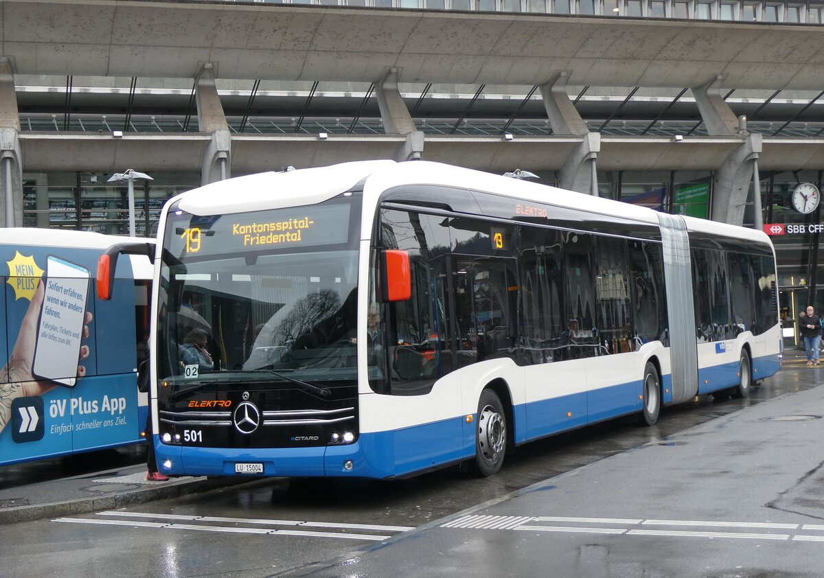 (260'266) - VBL Luzern - Nr. 501/LU 15'004 - eMercedes am 12. Mrz 2024 beim Bahnhof Luzern