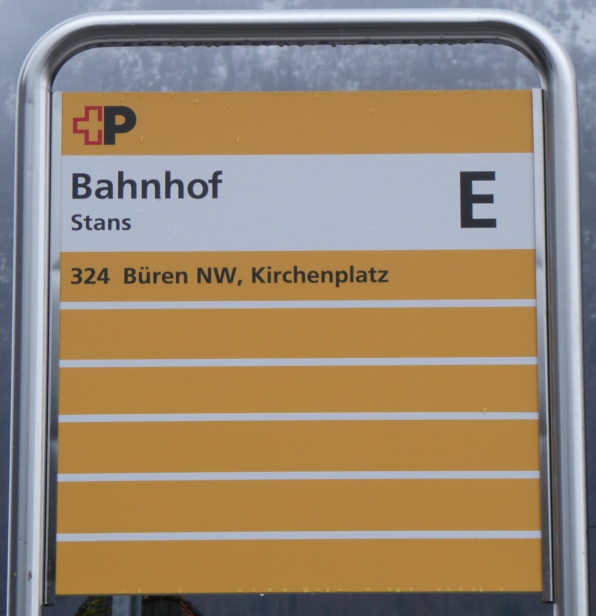 (260'292) - +P-Haltestellenschild - Stans, Bahnhof - am 12. Mrz 2024