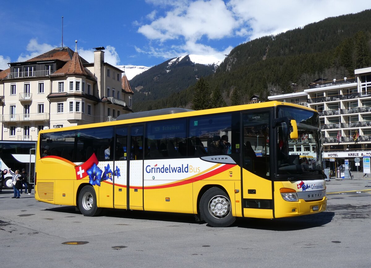 (260'533) - GrindelwaldBus, Grindelwald - Nr. 21/BE 100'930 - Setra am 19. Mrz 2024 beim Bahnhof Grindelwald