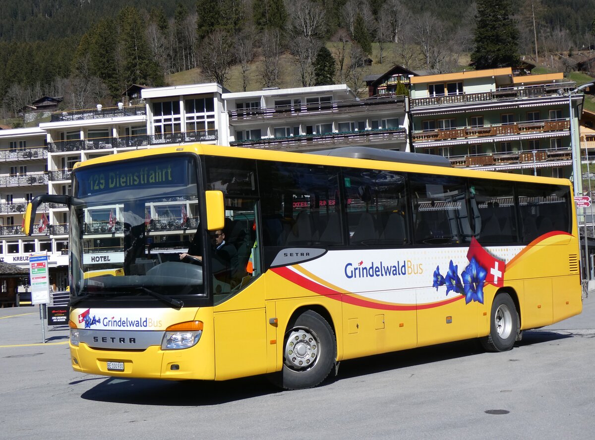 (260'549) - GrindelwaldBus, Grindelwald - Nr. 21/BE 100'930 - Setra am 19. Mrz 2024 beim Bahnhof Grindelwald