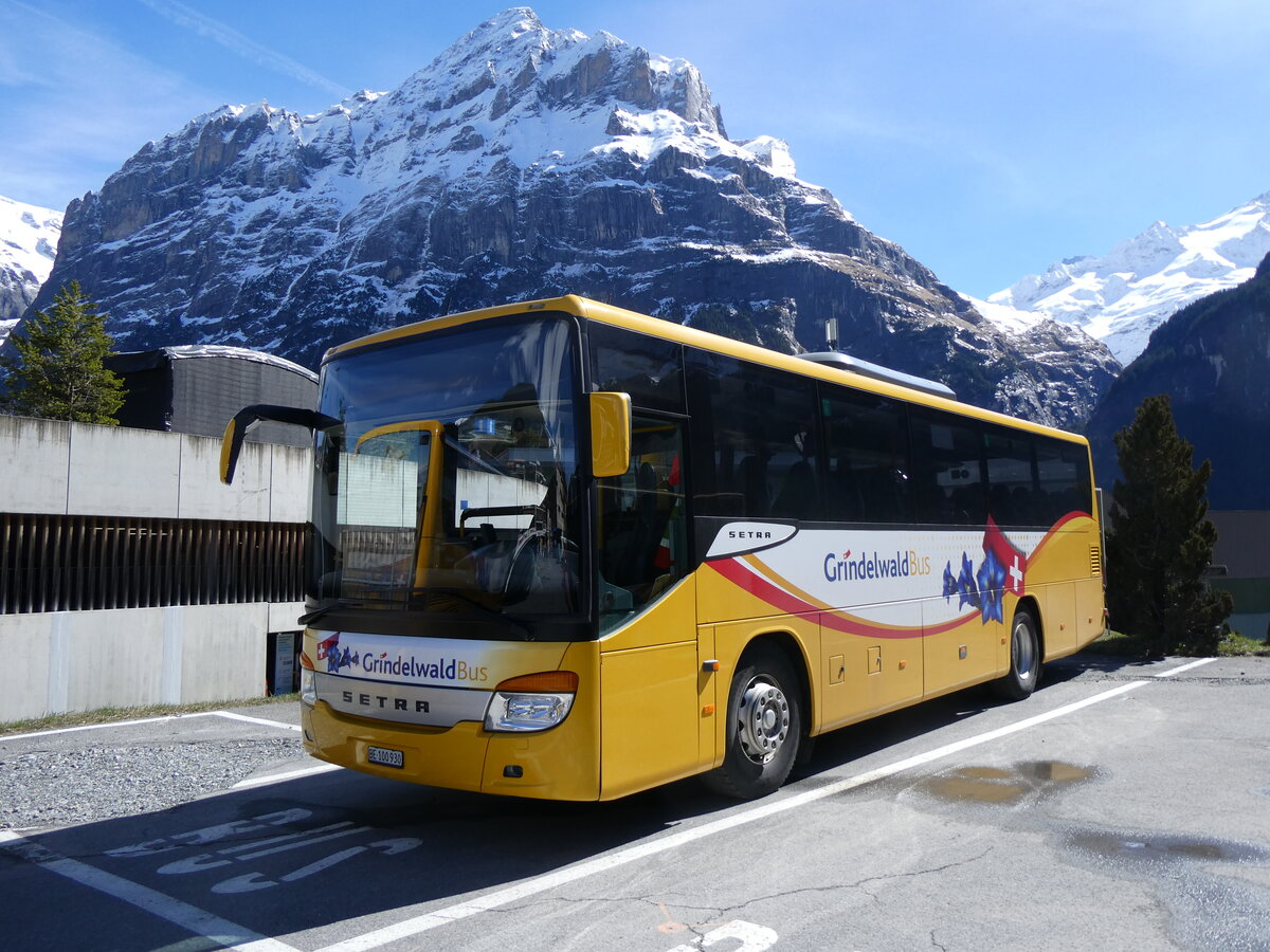 (260'551) - GrindelwaldBus, Grindelwald - Nr. 21/BE 100'930 - Setra am 19. Mrz 2024 beim Bahnhof Grindelwald