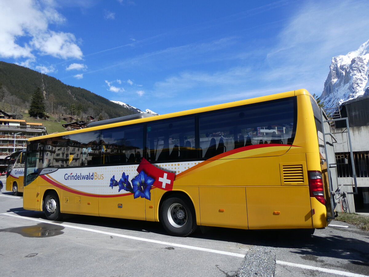 (260'552) - GrindelwaldBus, Grindelwald - Nr. 21/BE 100'930 - Setra am 19. Mrz 2024 beim Bahnhof Grindelwald