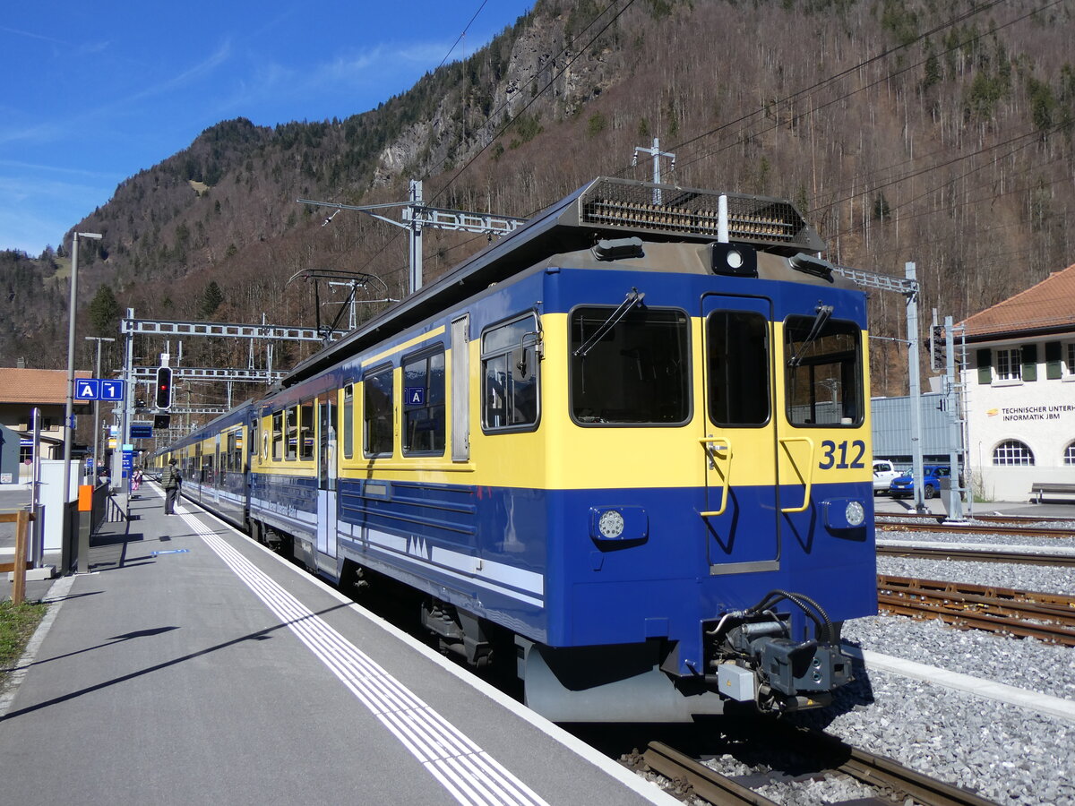 (260'563) - BOB-Triebwagen - Nr. 312 - am 19. M�rz 2024 im Bahnhof Zweil�tschinen