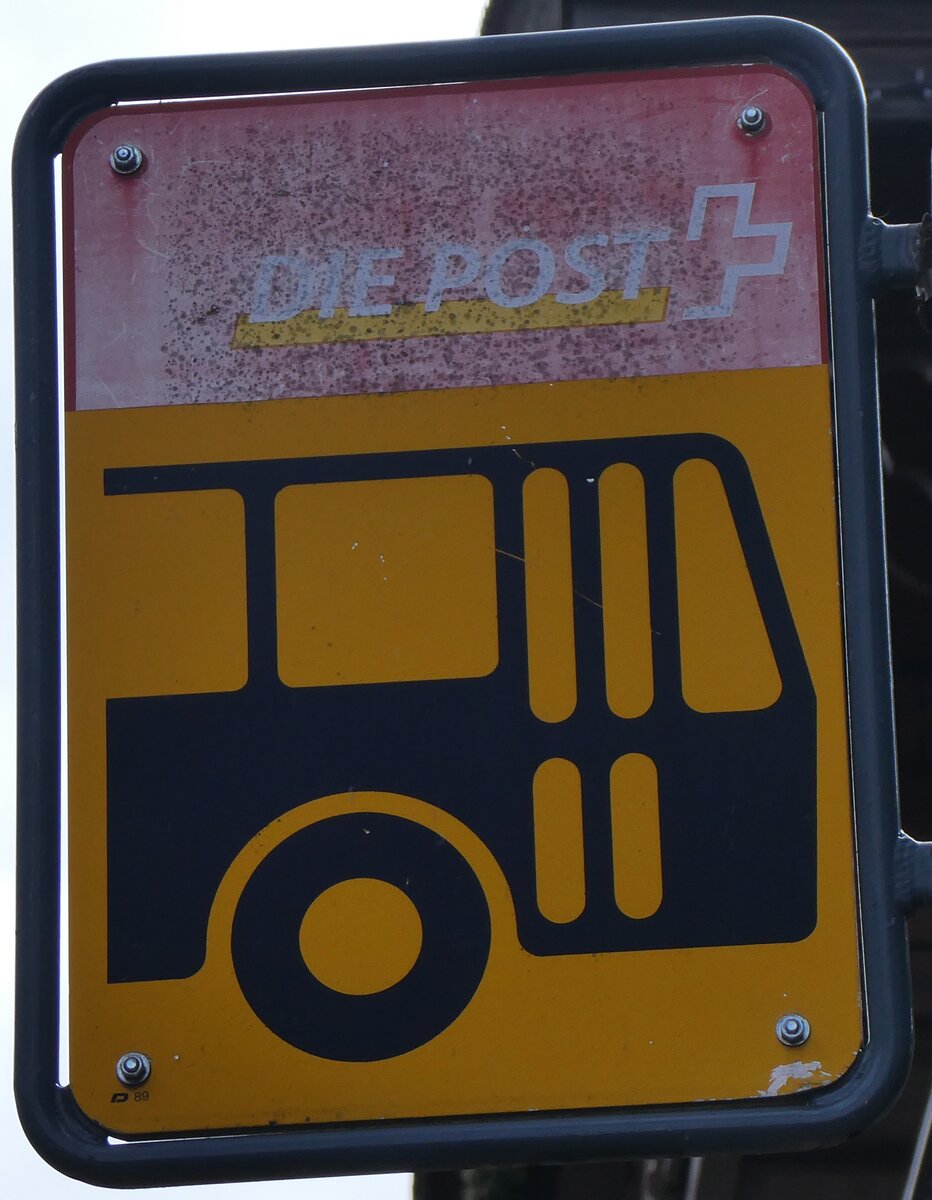 (260'600) - Altes PostAuto-Haltestellenschild am 21. Mrz 2024 in Gstaad