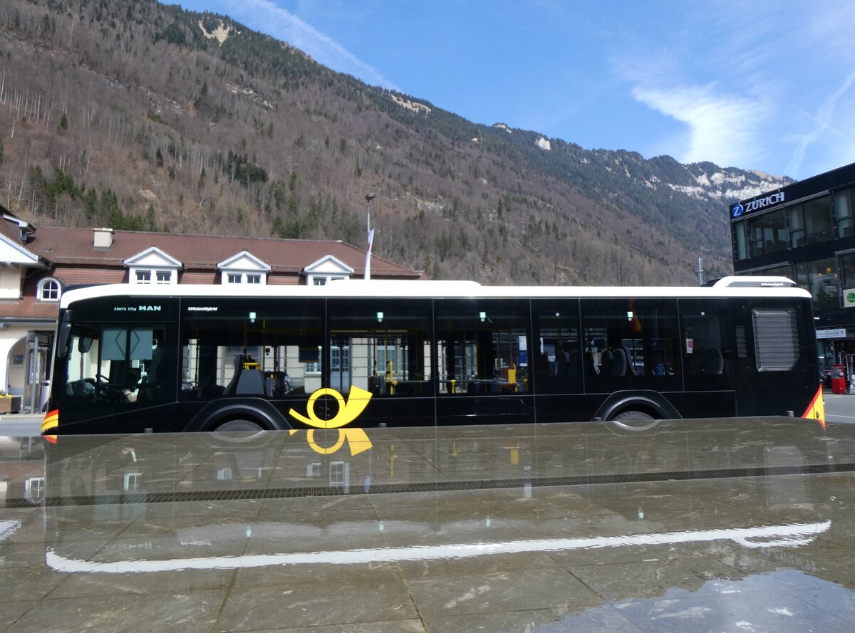 (260'622) - PostAuto Bern - BE 653'384/PID 12'063 - MAN am 22. Mrz 2024 beim Bahnhof Interlaken Ost (Teilaufnahme)