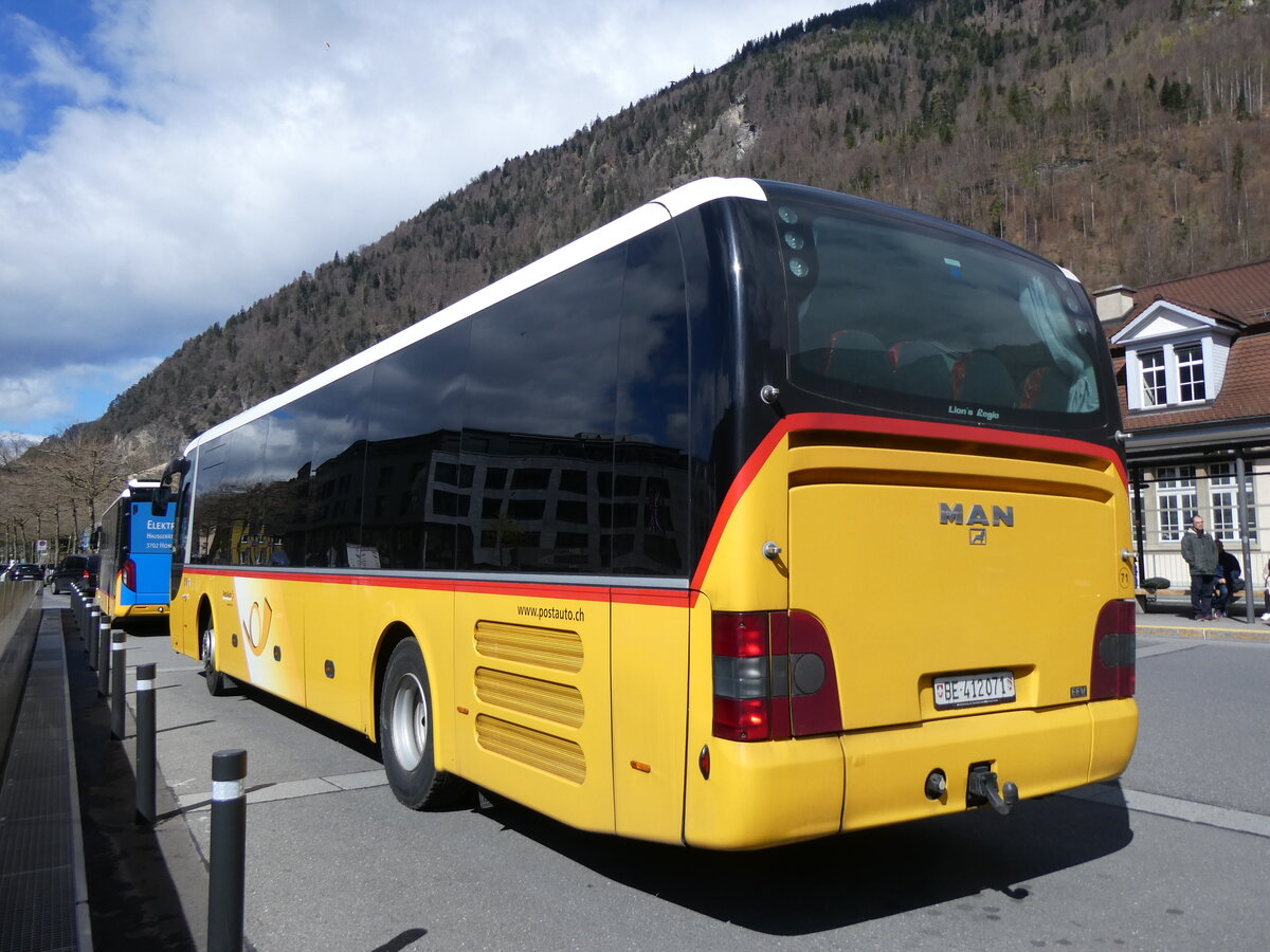 (260'933) - PostAuto Bern - Nr. 71/BE 412'071/PID 11'071 - MAN (ex PostAuto Zentralschweiz Nr. 20; ex Dillier, Sarnen Nr. 20) am 2. April 2024 beim Bahnhof Interlaken Ost