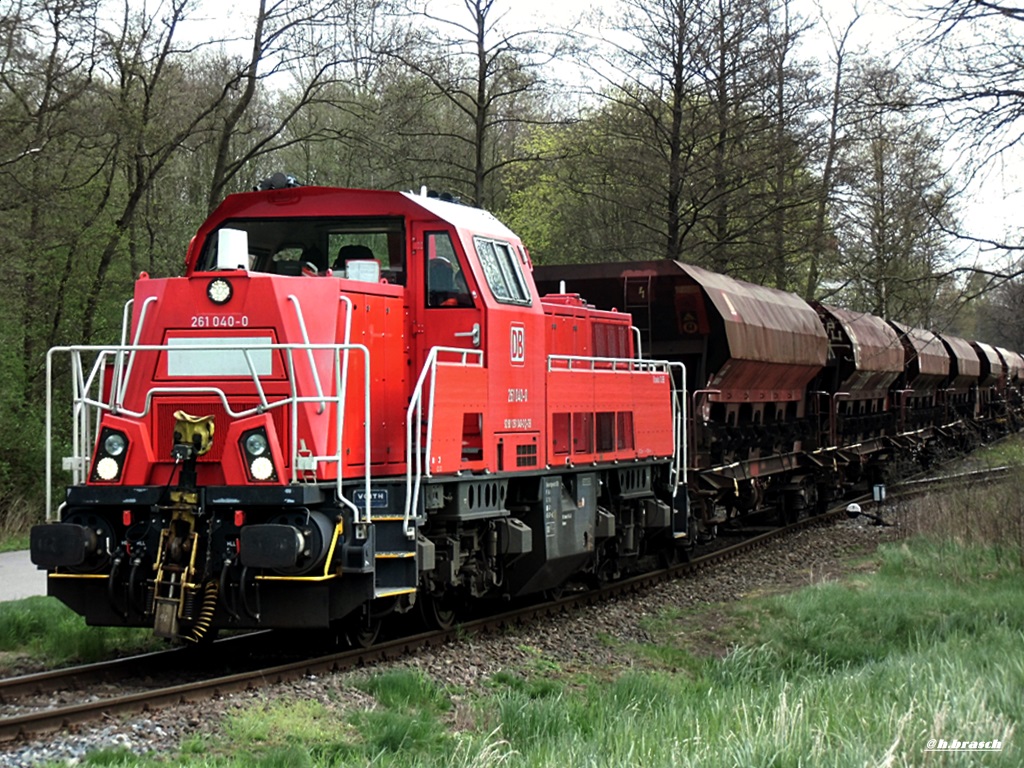 261 040-0,vor der abfahrt,mit einen schotterzug,vom bf glinde,18.04.16