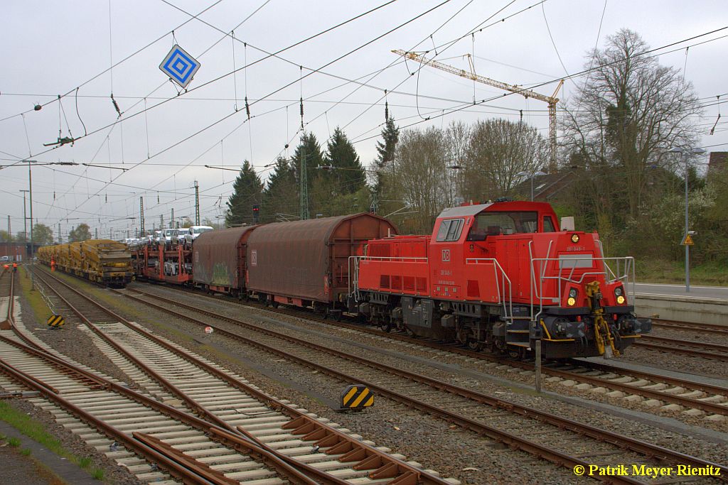 261 049 mit gemischten Güterzug im Gbf. Stade am 23.04.2015