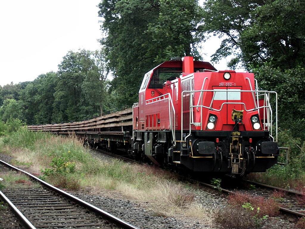 261 092-1 schob 9 oberbaustoffwagen,beladen mit betonschwellen,vom bf glinde nach koops,01.08.16