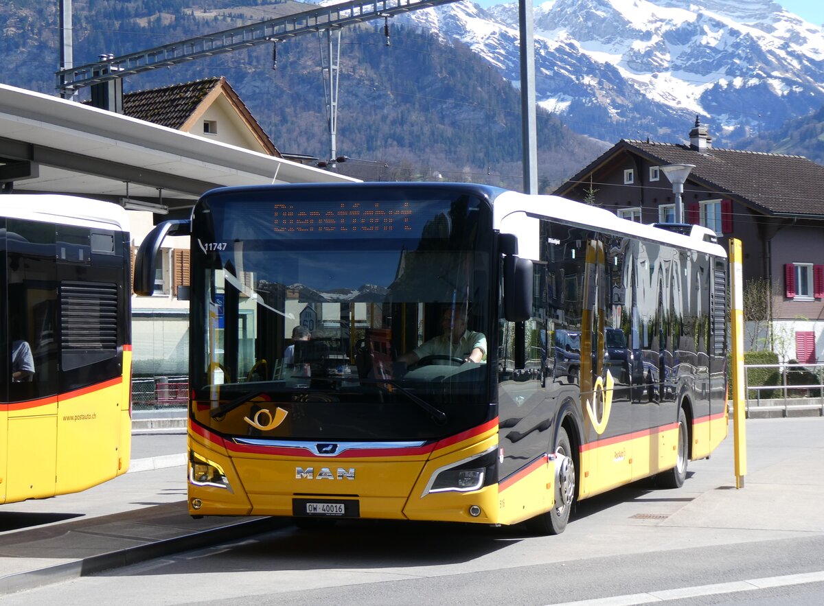 (261'050) - PostAuto Zentralschweiz - Nr. 516/OW 10'040/PID 11'747 - MAN (ex Nr. 16) am 6. April 2024 beim Bahnhof Sarnen