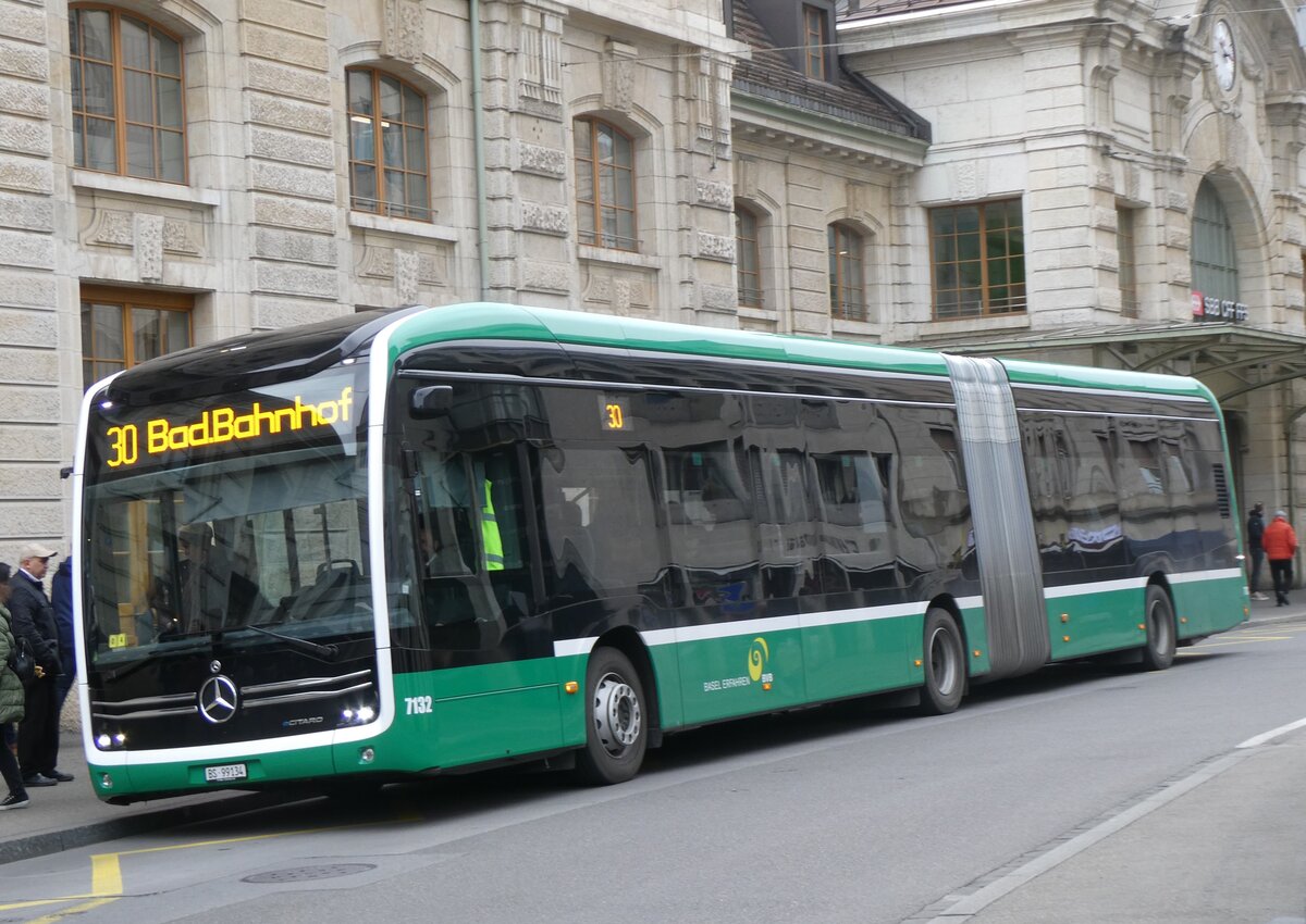 (261'527) - BVB Basel - Nr. 7132/BS 99'134 - eMercedes am 19. April 2024 beim Bahnhof Basel