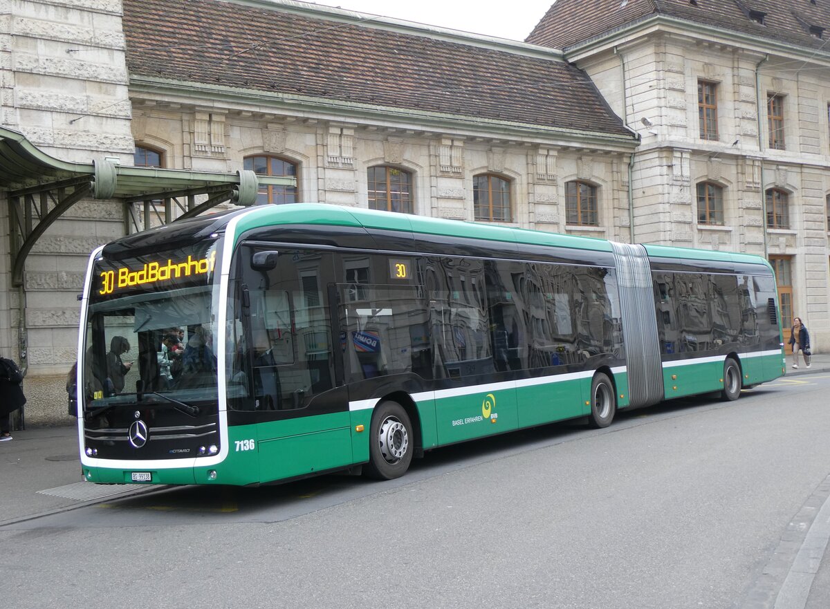 (261'533) - BVB Basel - Nr. 7136/BS 99'138 - eMercedes am 19. April 2024 beim Bahnhof Basel