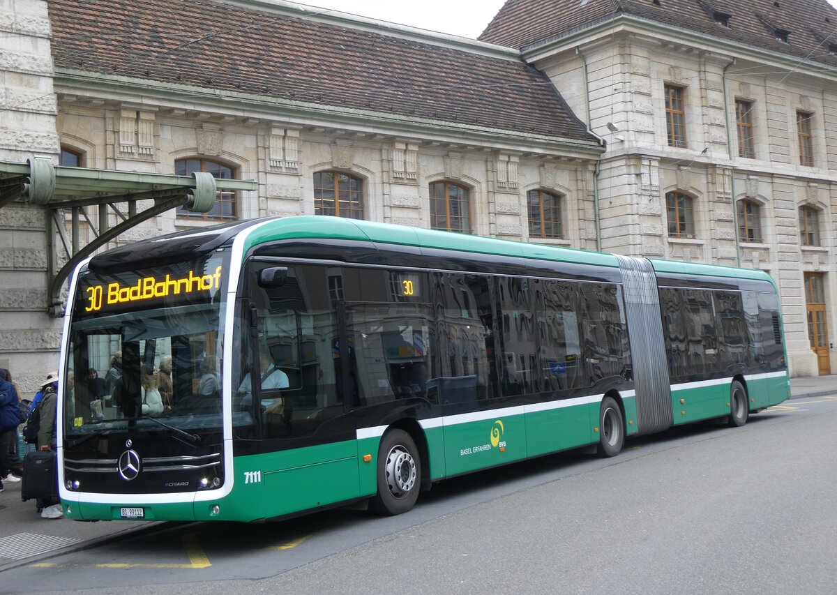 (261'535) - BVB Basel - Nr. 7111/BS 99'112 - eMercedes am 19. April 2024 beim Bahnhof Basel