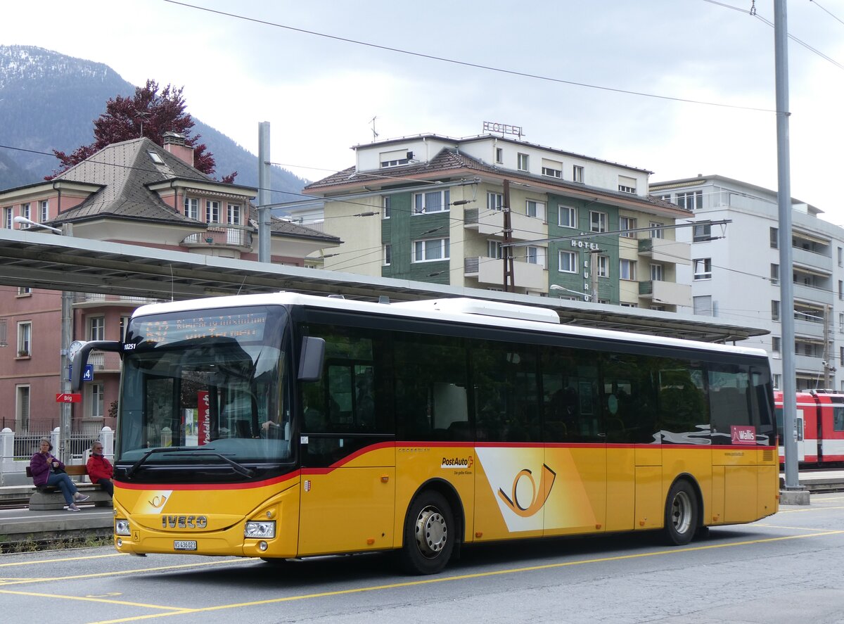 (261'834) - PostAuto Wallis - VS 436'023/PID 10'251 - Iveco am 29. April 2024 beim Bahnhof Brig