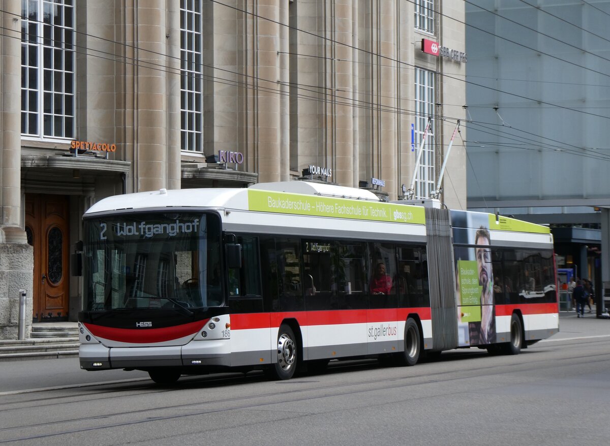 (262'794) - St. Gallerbus - Nr. 186 - Hess/Hess Gelenktrolleybus am 24. Mai 2024 beim Bahnhof St. Gallen