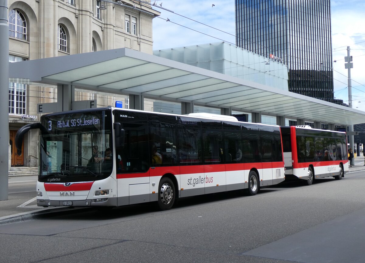 (262'830) - St. Gallerbus, St. Gallen - Nr. 211/SG 198'211 - MAN am 24. Mai 2024 beim Bahnhof St. Gallen