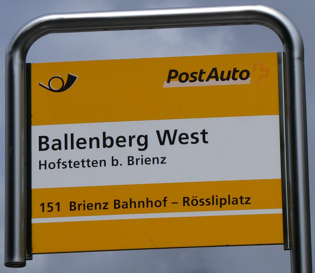 (263'207) - PostAuto-Haltestellenschild - Hofstetten b. Brienz, Ballenberg West - am 28. Mai 2024
