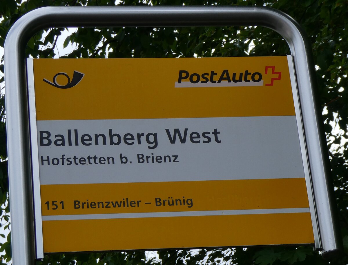 (263'209) - PostAuto-Haltestellenschild . Hofstetten b. Brienz, Ballenberg West - am 28. Mai 2024