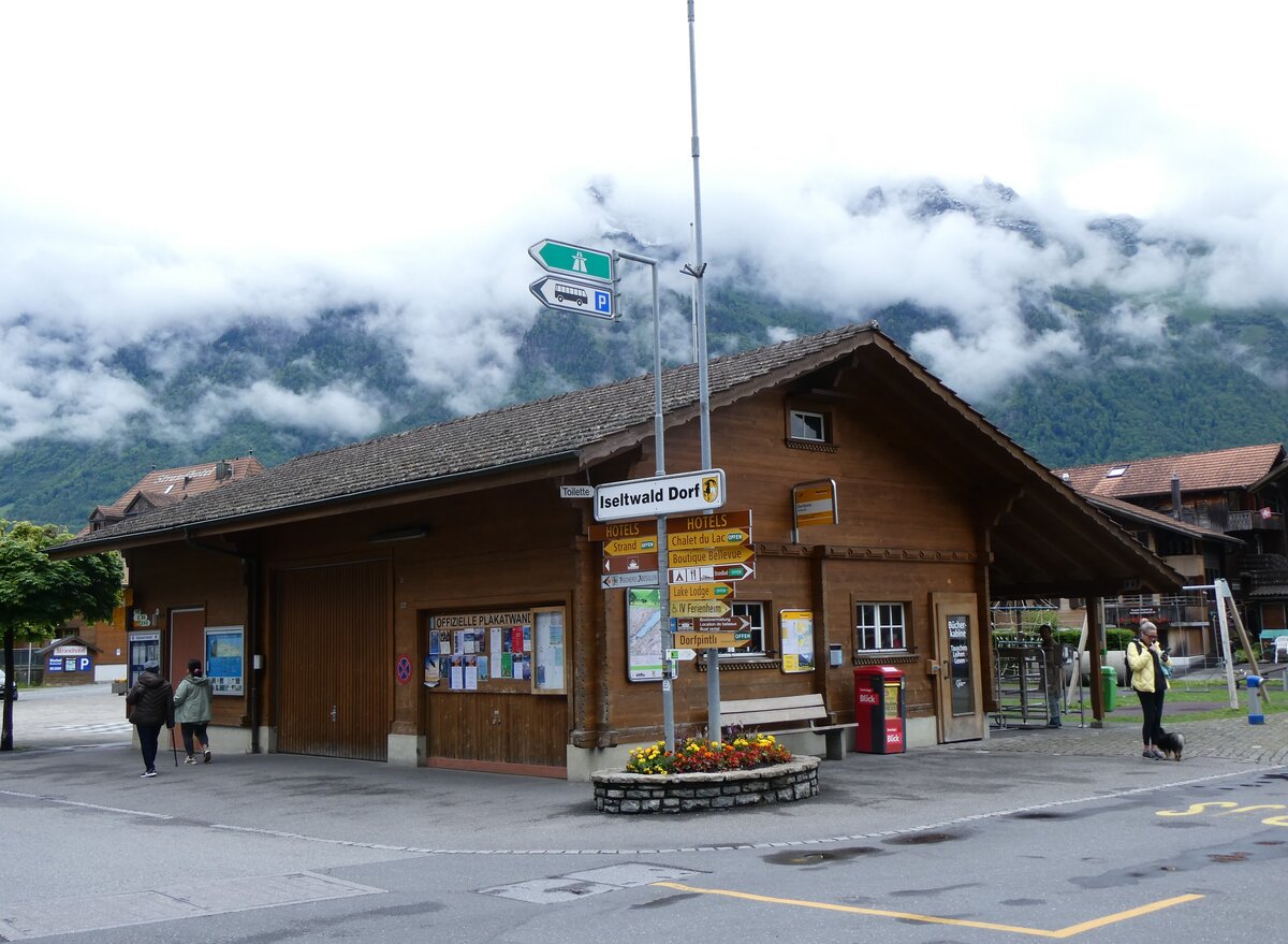 (263'280) - PostAuto-Haltestelle am 1. Juni 2024 in Iseltwald, Dorfplatz