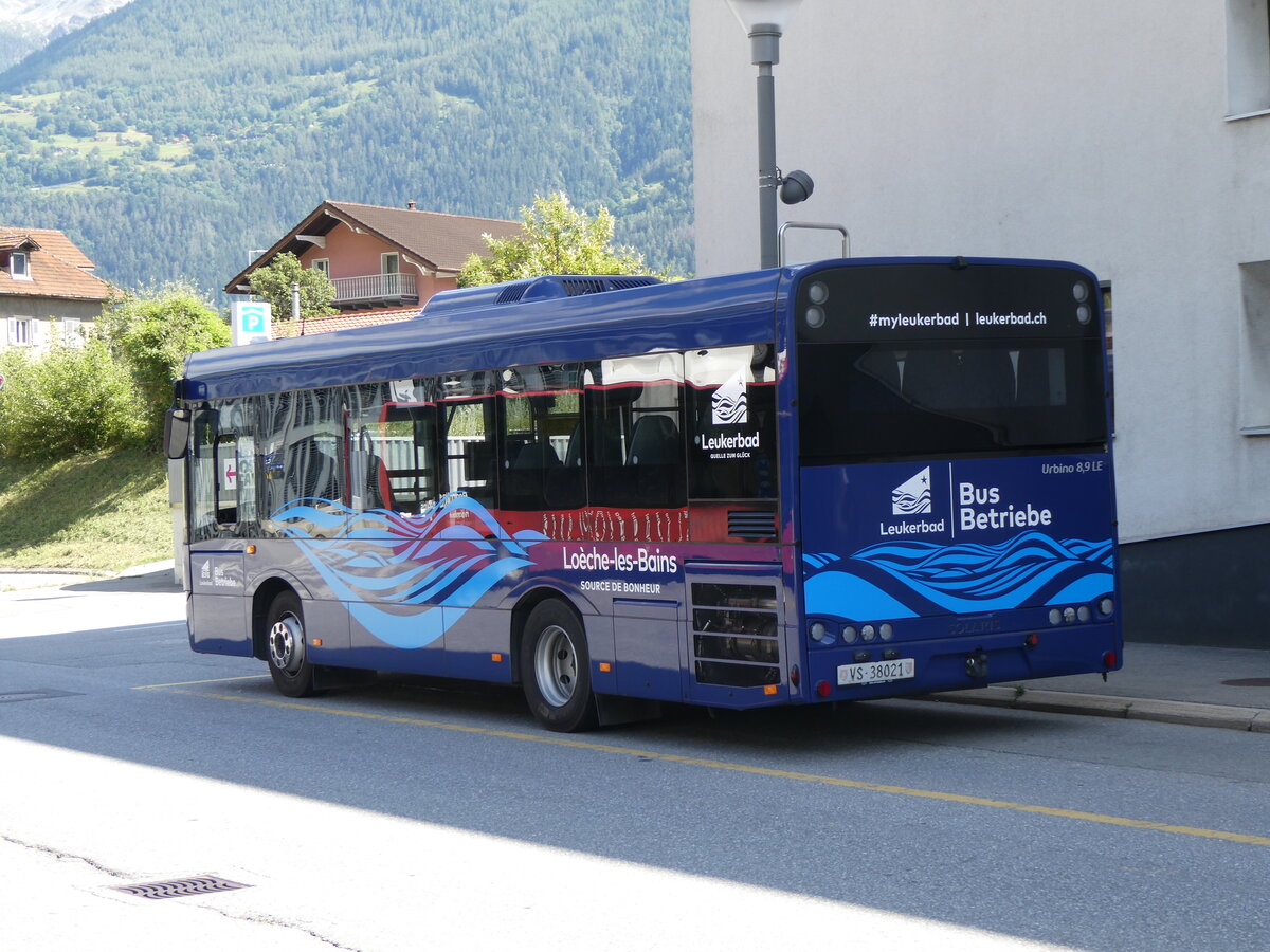 (264'013) - LBB Susten - Nr. 21/VS 38'021 - Solaris am 24. Juni 2024 beim Bahnhof Leuk