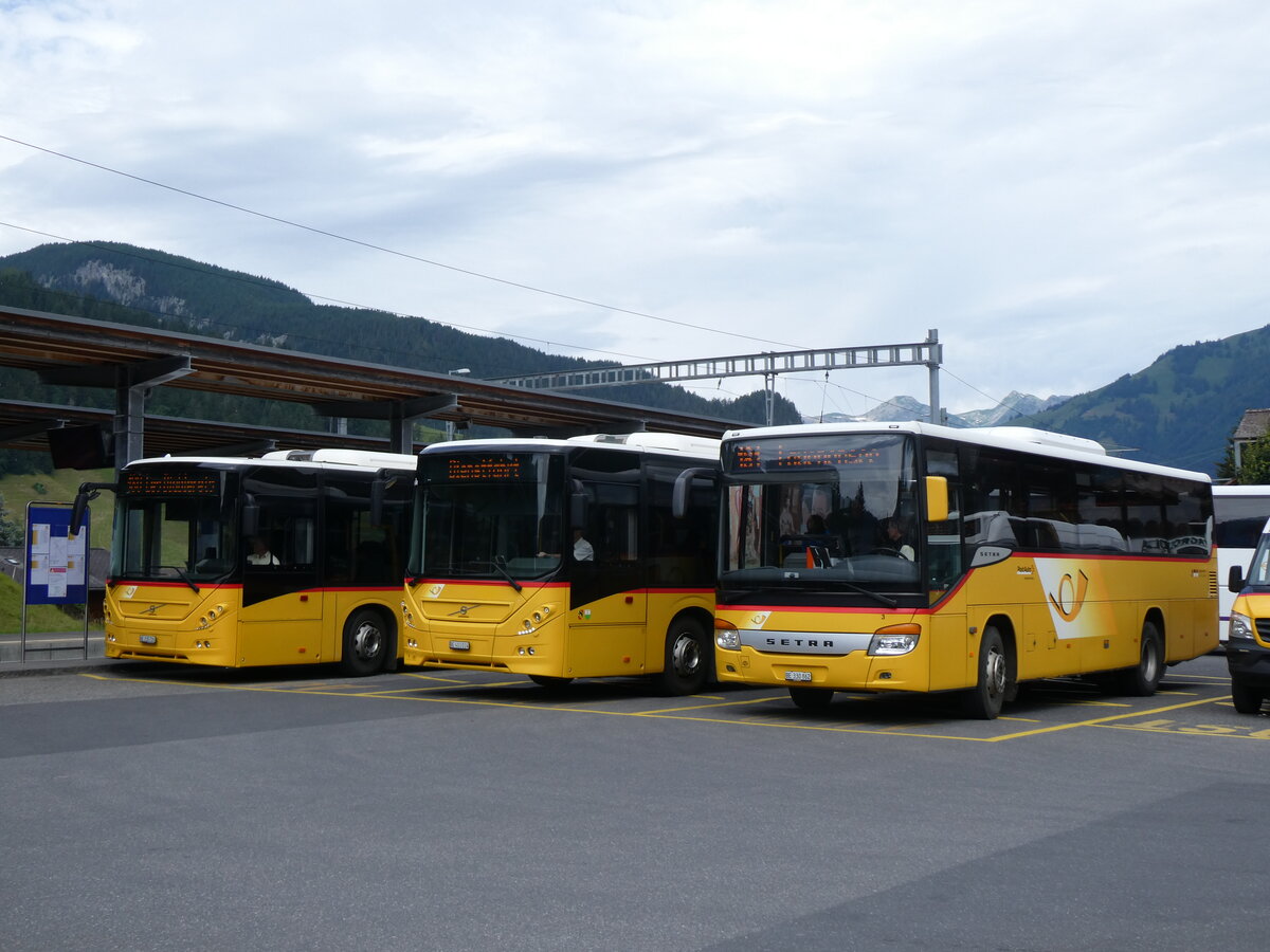 (264'335) - Kbli, Gstaad - Nr. 3/BE 330'862/PID 4535 - Setra am 6. Juli 2024 beim Bahnhof Gstaad