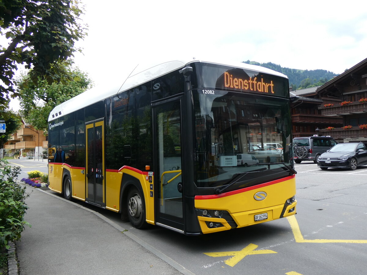 (264'345) - PostAuto Graubnden - GR 162'994/PID 12'082 - eSolaris am 6. Juli 2024 beim Bahnhof Saanen