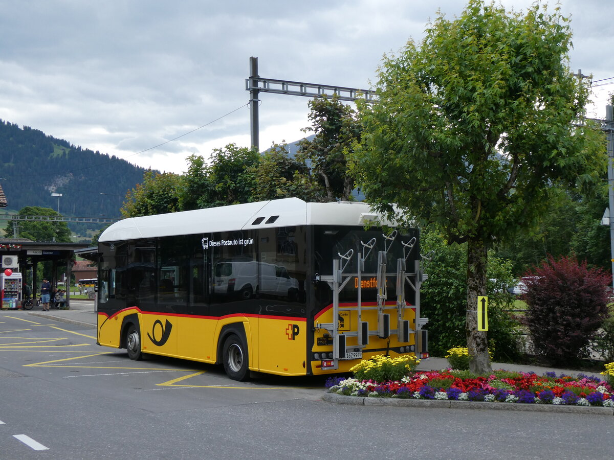 (264'348) - PostAuto Graubnden - GR 162'994/PID 12'082 - eSolaris am 6. Juli 2024 beim Bahnhof Saanen