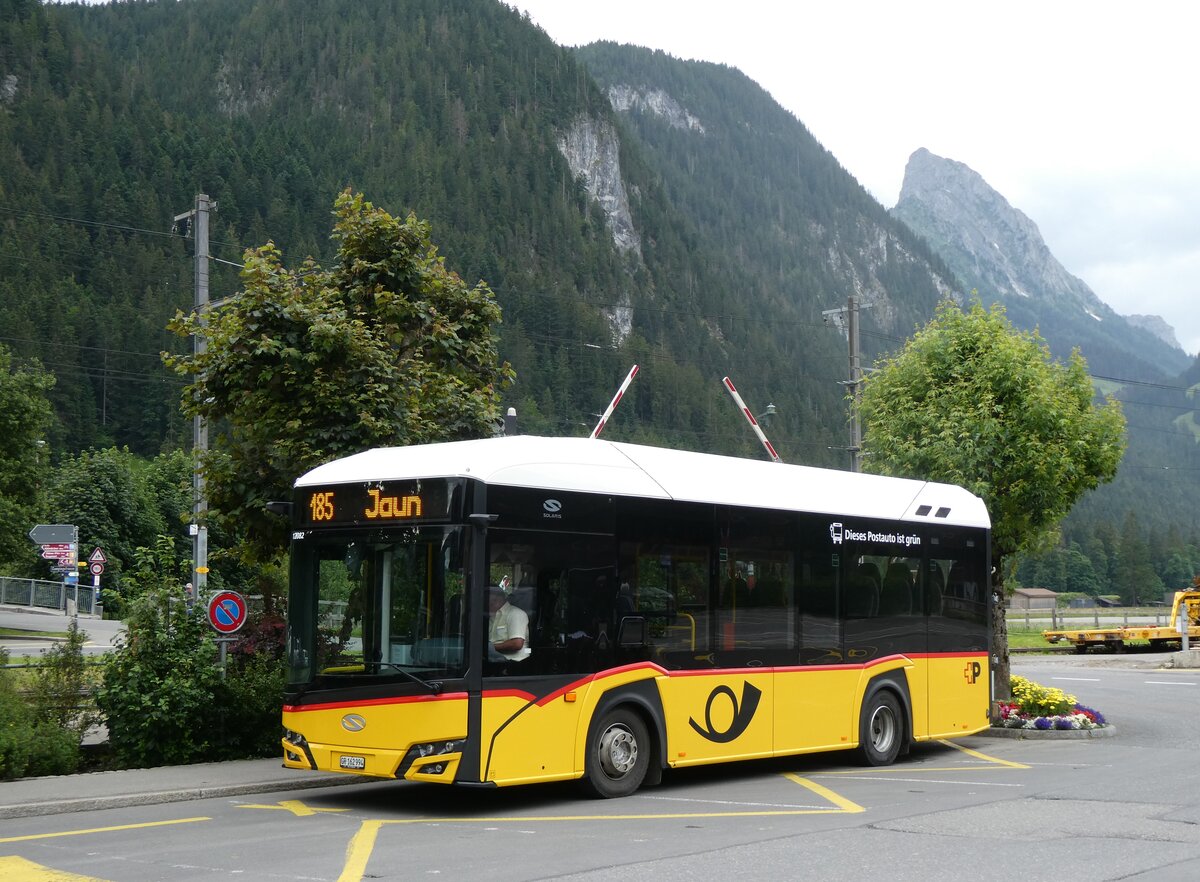 (264'350) - PostAuto Graubnden - GR 162'994/PID 12'082 - eSolaris am 6. Juli 2024 beim Bahnhof Saanen