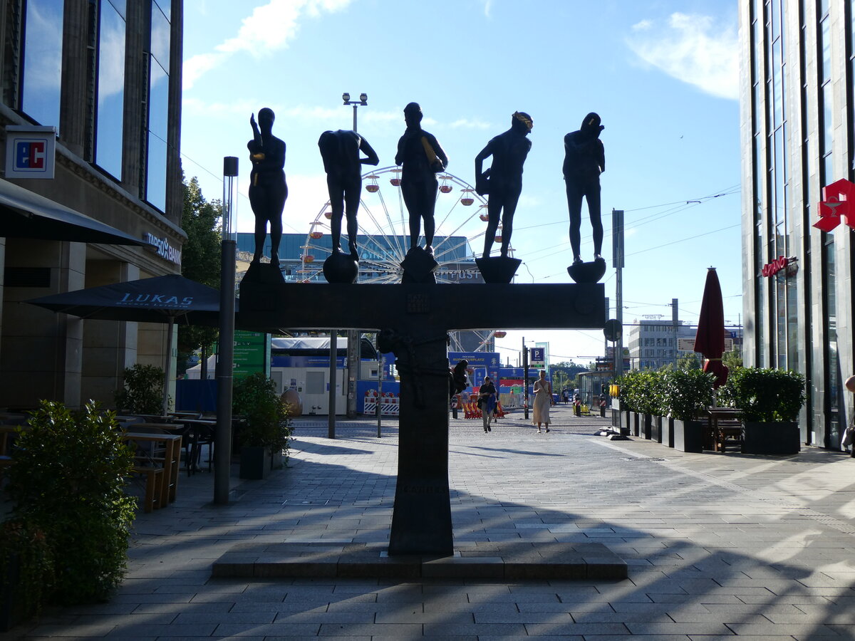 (264'404) - G�bel-Skulptur Unzeitgem�sse Zeitgenossen am 9. Juli 2024 in Leipzig