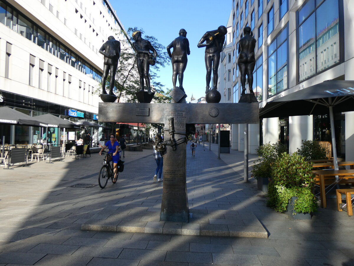(264'405) - G�bel-Skulptur Unzeitgem�sse Zeitgenossen am 9. Juli 2024 in Leipzig