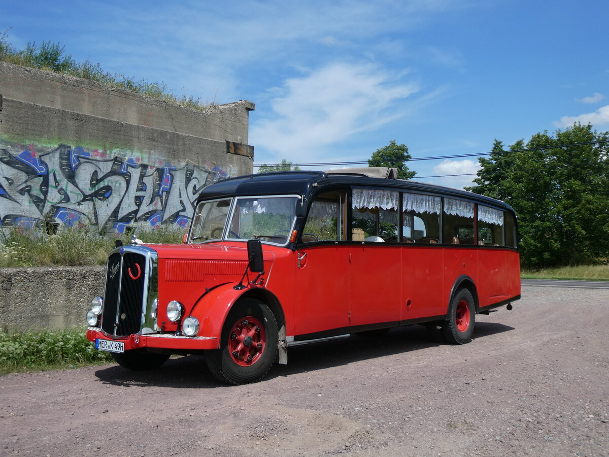 (264'598) - Raab, Bad Drrenberg - MER-K 49H - Saurer/Saurer (ex BDZ/Landerlebniswelt, Bad Drrenberg; ex Fankhauser, CH-Arzier; ex AFA Adelboden/CH Nr. 15; ex P 23'052; ex P 2076) am 10. Juli 2024 in Kreypau, Unvollendete Brcke