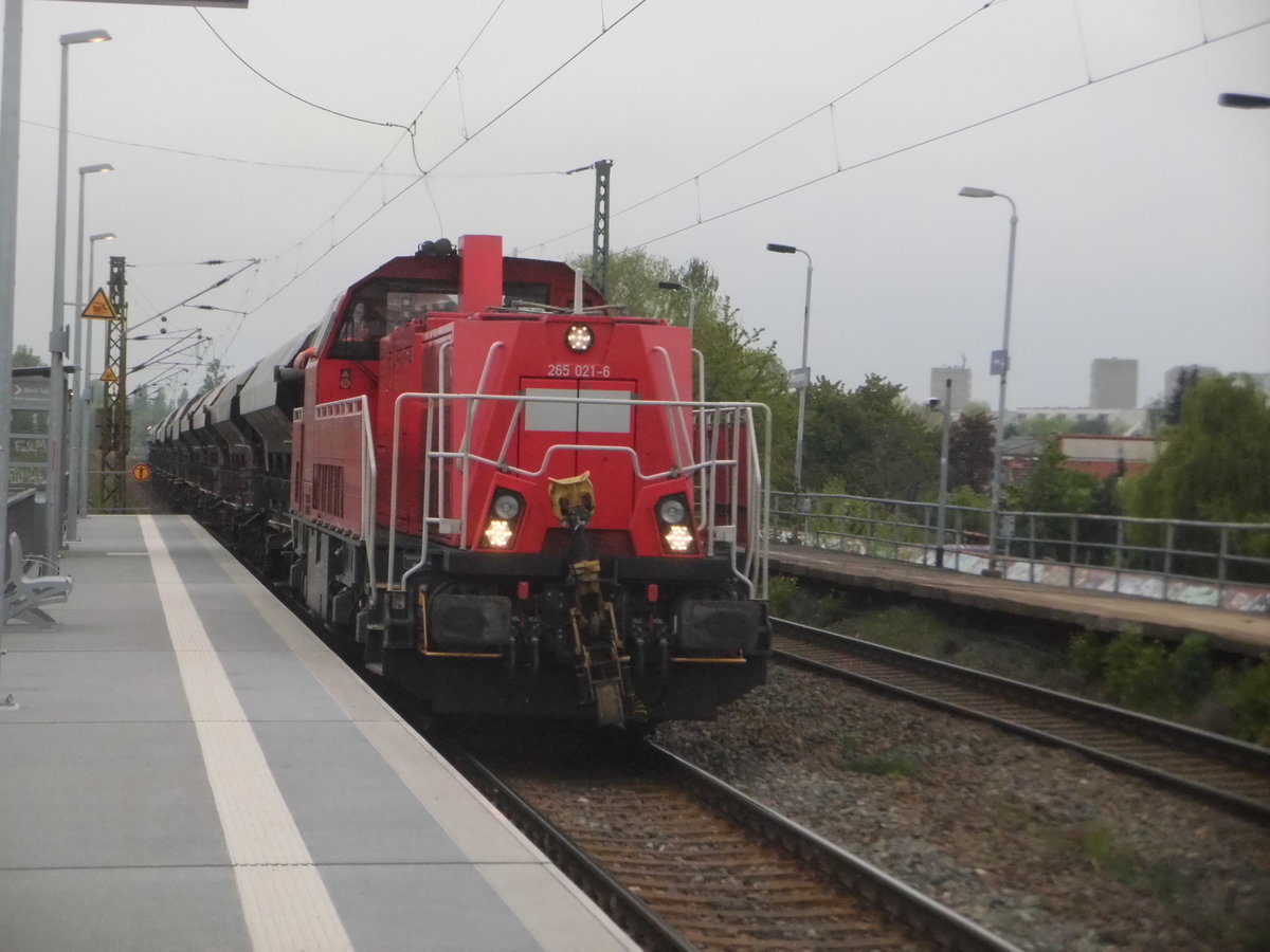 265 021-6 mit einen Gterzug bei der durchfahrt in Halle-Rosengarten am 4.5.17