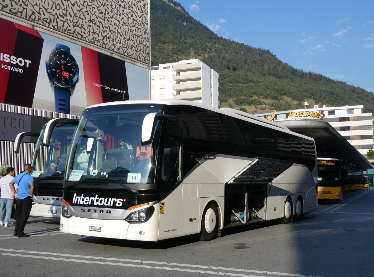 (265'092) - Intertours, Domdidier - FR 300'647 - Setra am 28. Juli 2024 beim Bahnhof Visp