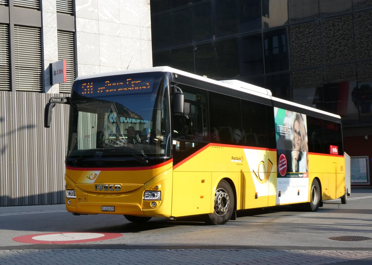 (265'100) - PostAuto Wallis - VS 424'839/PID 10'085 - Iveco am 28. Juli 2024 beim Bahnhof Visp