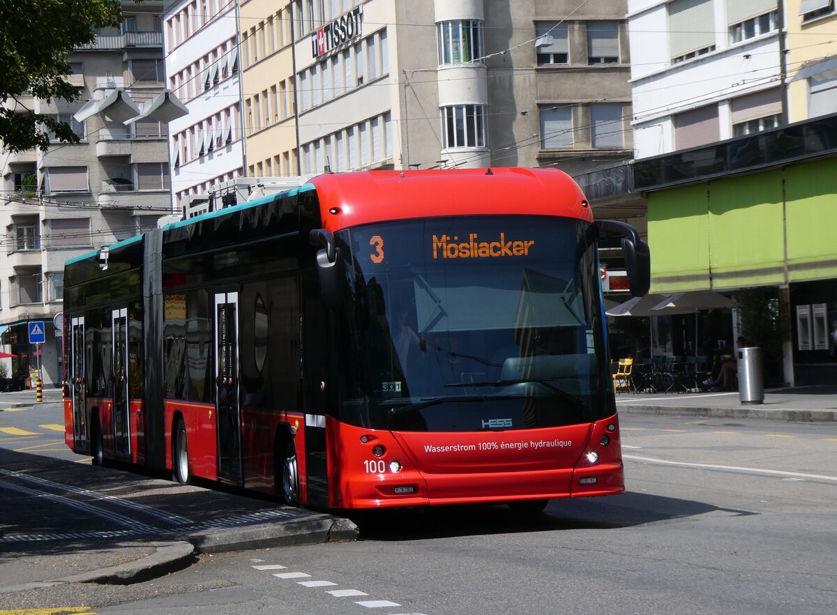 (265'298) - VB Biel - Nr. 100 - Hess/Hess Gelenktrolleybus am 30. Juli 2024 beim Bahnhof Biel