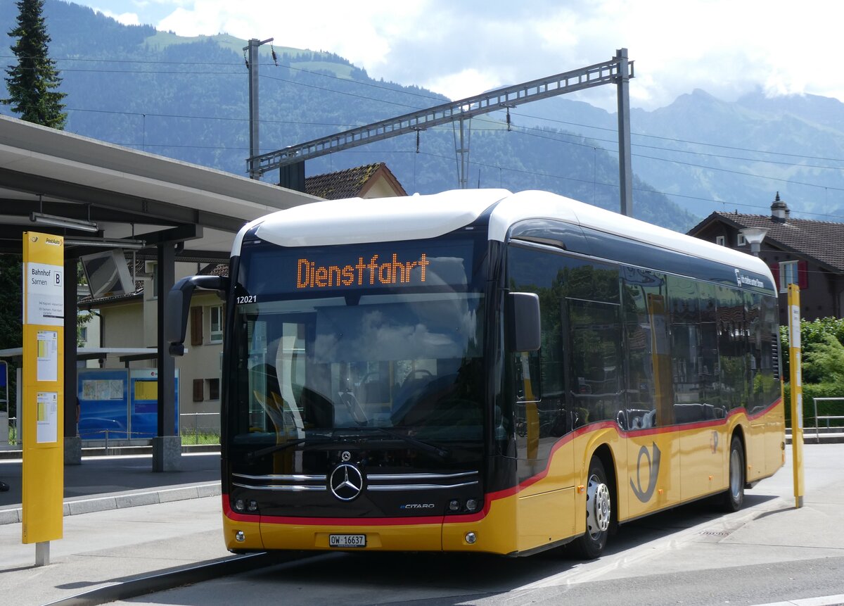 (265'335) - PostAuto Zentralschweiz (Hfliger) - Nr. 537/OW 16'637/PID 12'021 - eMercedes am 2. August 2024 beim Bahnhof Sarnen