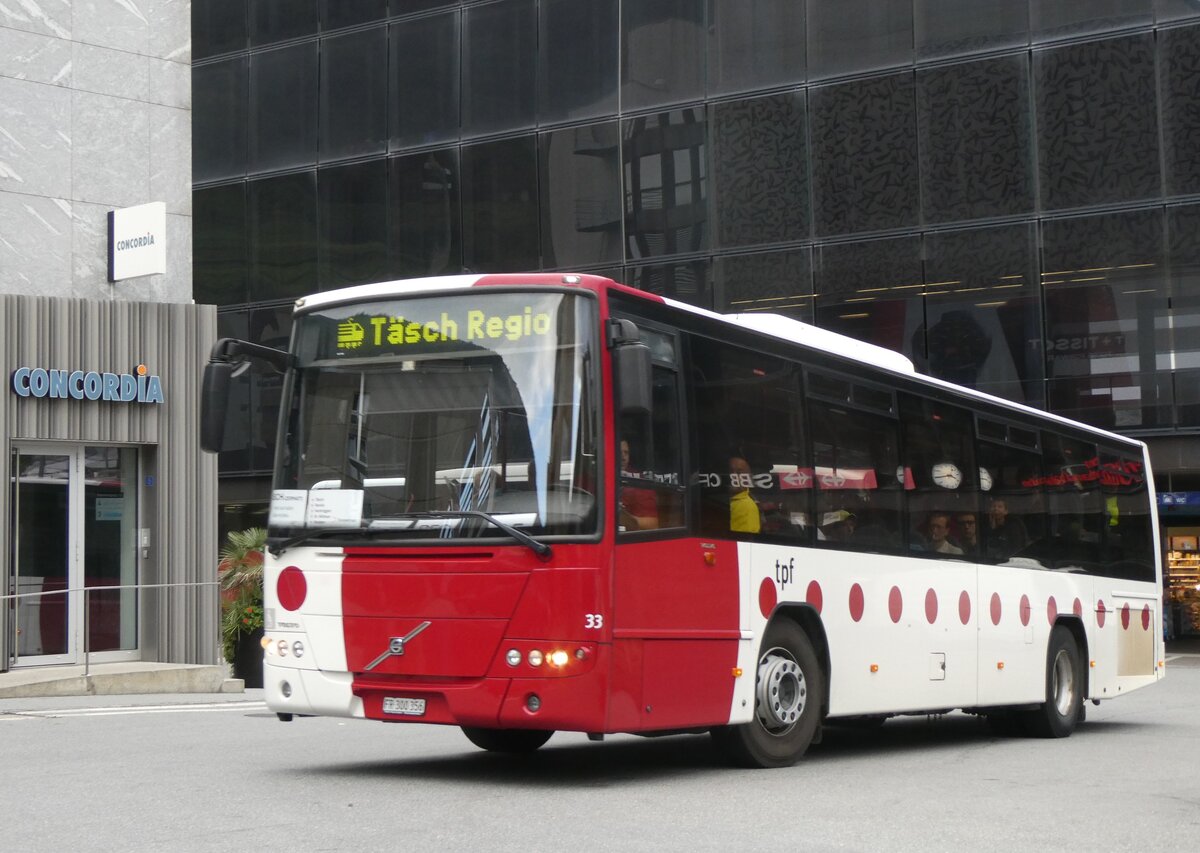 (265'346) - TPF Fribourg - Nr. 33/FR 300'356 - Volvo am 3. August 2024 beim Bahnhof Visp