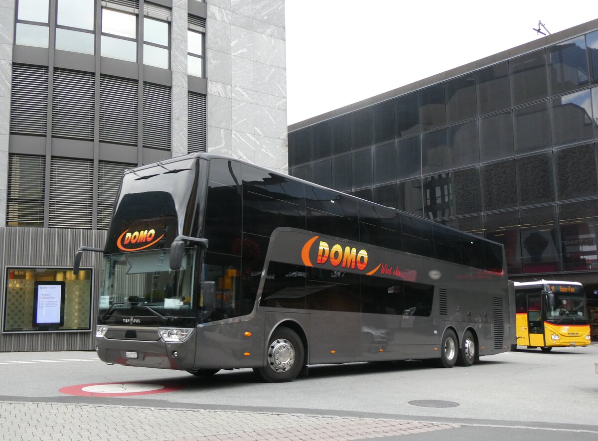 (265'356) - Domo, Glattbrugg - SG 221'027 - Van Hool am 3. August 2024 beim Bahnhof Visp