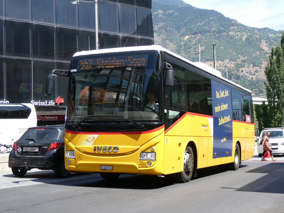 (265'482) - PostAuto Wallis - VS 445'913/PID 10'456 - Iveco am 8. August 2024 beim Bahnhof Visp