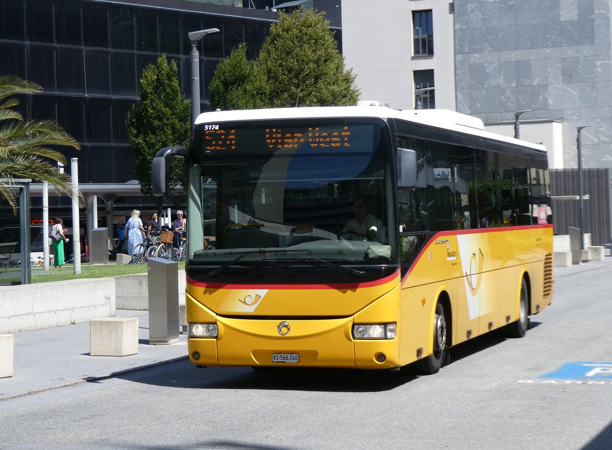 (265'488) - PostAuto Wallis - VS 566'240/PID 5174 - Irisbus (ex BUS-trans, Visp) am 8. August 2024 beim Bahnhof Visp