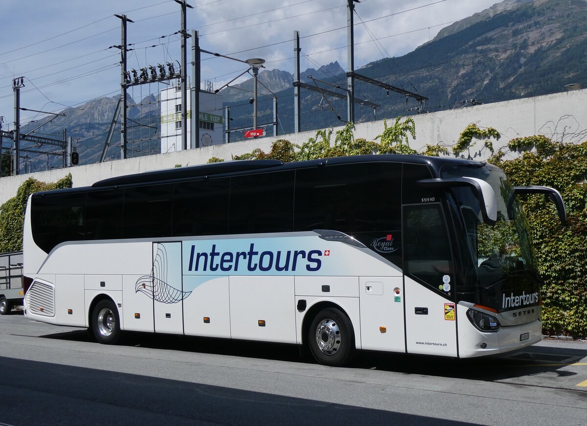 (265'499) - Intertours, Domdidier - FR 300'496 - Setra am 8. August 2024 beim Bahnhof Visp