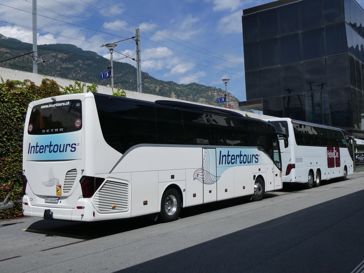 (265'517) - Intertours, Domdidier - FR 300'496 - Setra am 8. August 2024 beim Bahnhof Visp