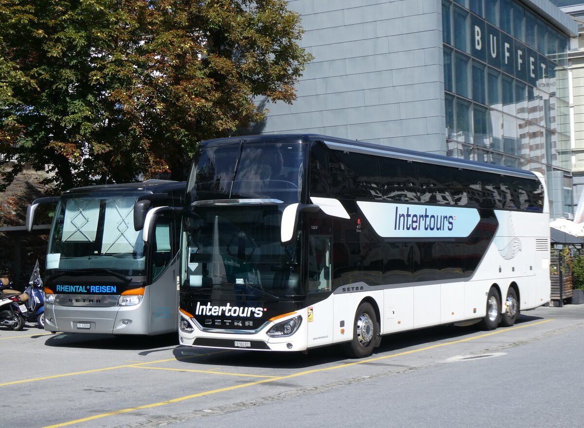 (265'522) - Intertours, Domdidier FR 300'651 - Setra am 8. August 2024 beim Bahnhof Brig