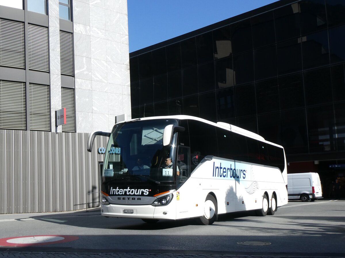 (265'672) - Intertours, Domdidier FR 300'653 - Setra am 16. August 2024 beim Bahnhof Visp