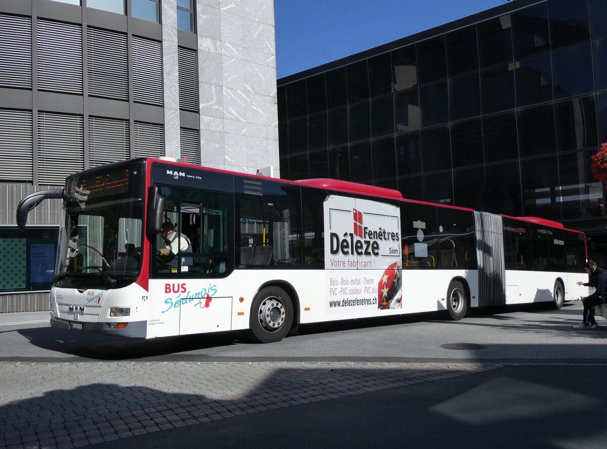 (265'677) - PostAuto Wallis - Nr. 61/VS 26'738/PID 5096 - MAN (ex Lathion, Sion Nr. 61) am 16. August 2024 beim Bahnhof Visp